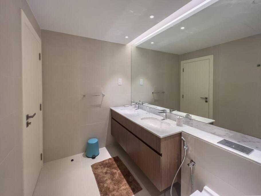 Lovely 2-Bedroom Vacation Home Near Beach Dubai Exteriör bild