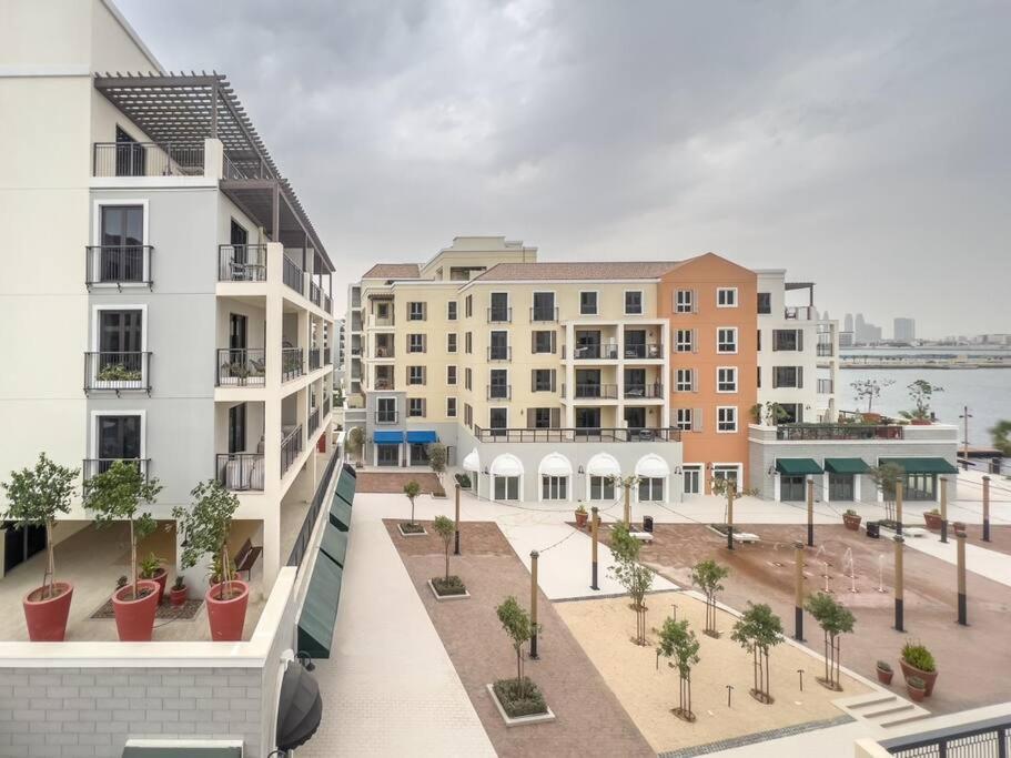 Lovely 2-Bedroom Vacation Home Near Beach Dubai Exteriör bild